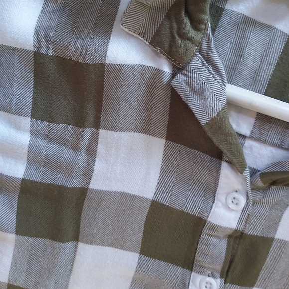 Button down plaid blouse - Picture 3 of 3